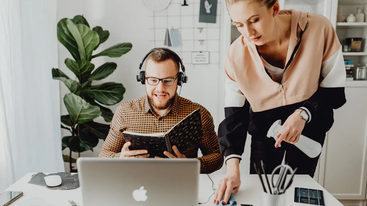 Aufgeräumtes, sauberes Büro mit Schreibtischen